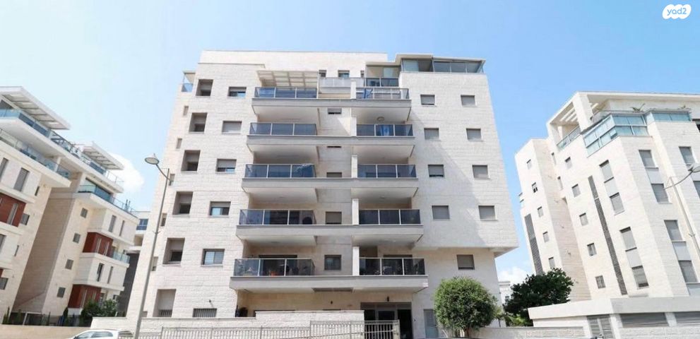 דירה, עוזי חיטמן, משכנות האומנים, קרית מוצקין