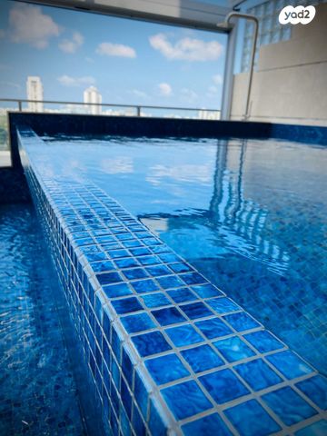 גג/ פנטהאוז, עליזה בגין, בנות חיל, ראשון לציון