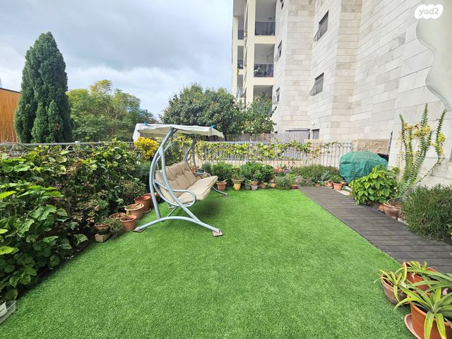 דירת גן, הזמר העברי, כפר סבא