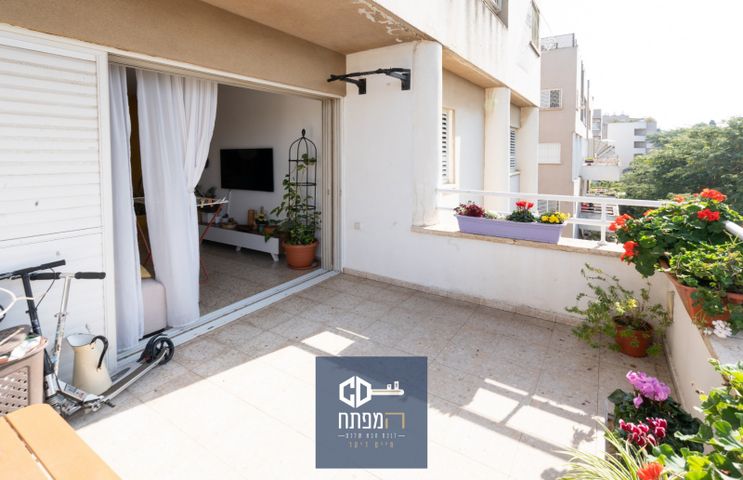 דירה, מלכי יהודה, הרצליה הירוקה, נווה עובד, הרצליה