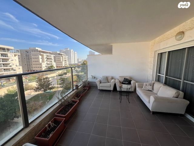 דירה, נחל אלכסנדר, צור יצחק