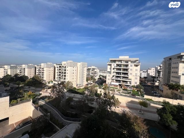 דירה, נחל אלכסנדר, צור יצחק