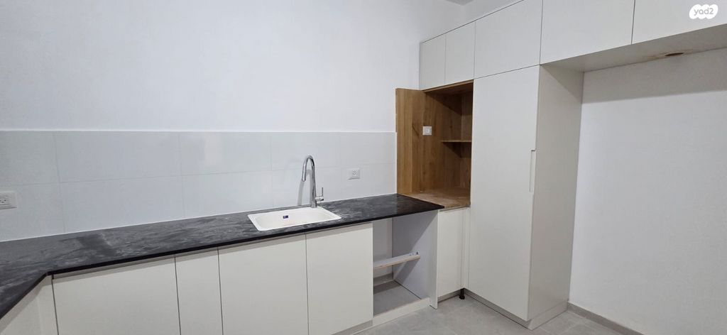 דירה, אלה, בת חפר, בת חפר