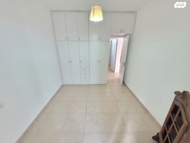 דירה, האחים בז'רנו, חרוזים, רמת גן