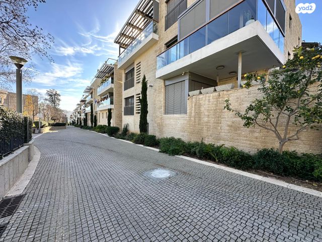 דירת גן, ארזה, מוצא עילית, מוצא עילית