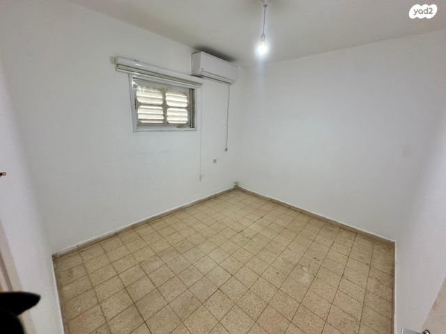 דירה, הגיבור האלמוני 10, יד אליהו, תל אביב יפו