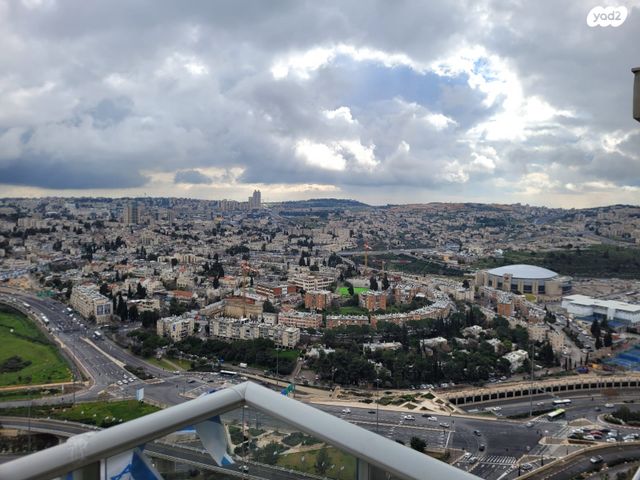 דירה, אברהם פררה, הולילנד, ירושלים