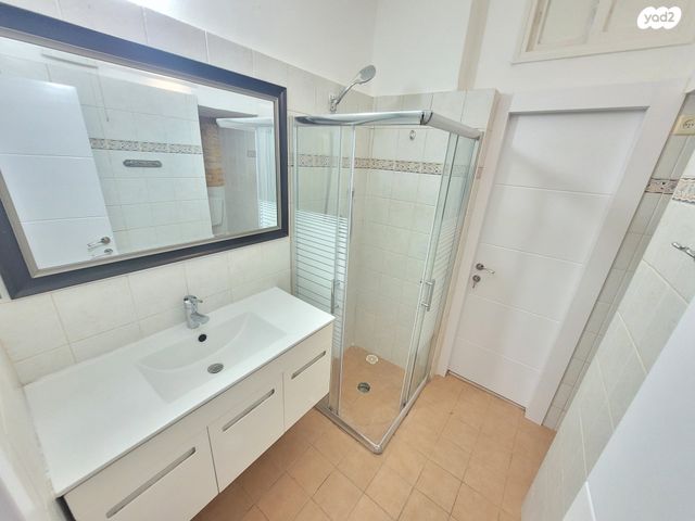 דירה, האחים בז'רנו, חרוזים, רמת גן