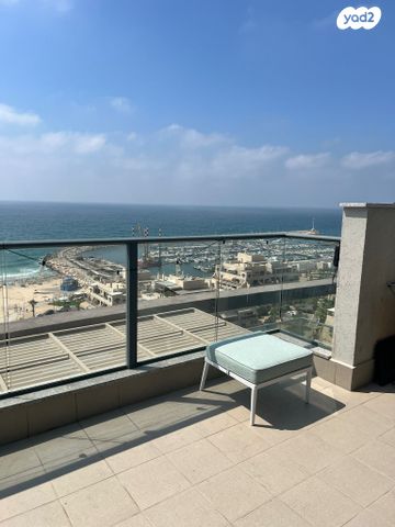 מרינה, פארק לאומי וחופים