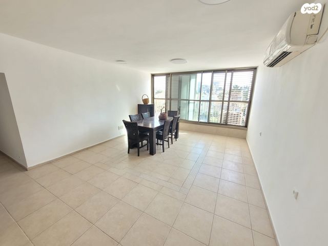 דירה, האחים בז'רנו, חרוזים, רמת גן