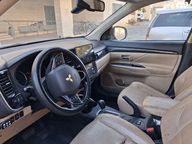 מיצובישי אאוטלנדר