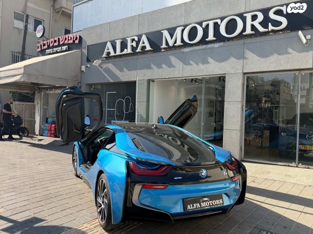 ב מ וו i8