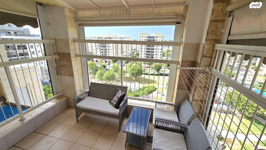 חנוך לוין 22