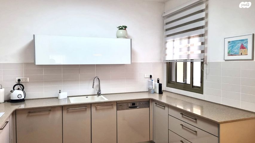 דירה, חסידה 18, חלומות זכרון, זכרון יעקב