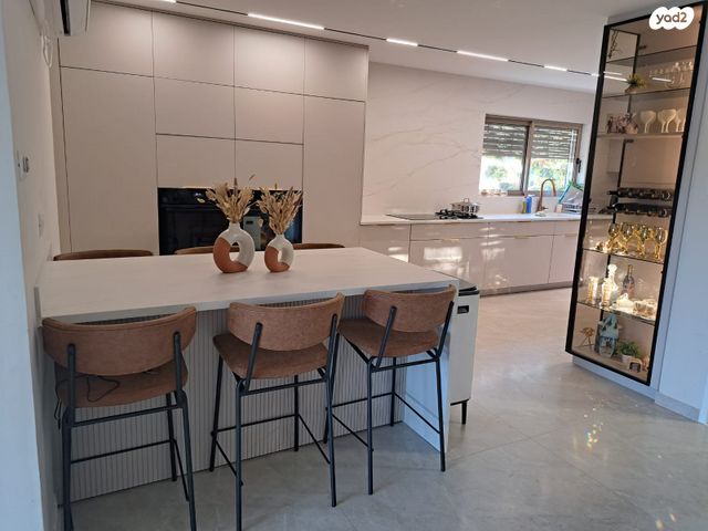 טריפלקס, רבי יוסי בן קיסמא 22, אלעד, אלעד