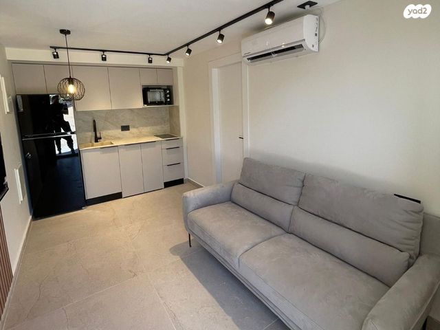 סמטת הצוק 10