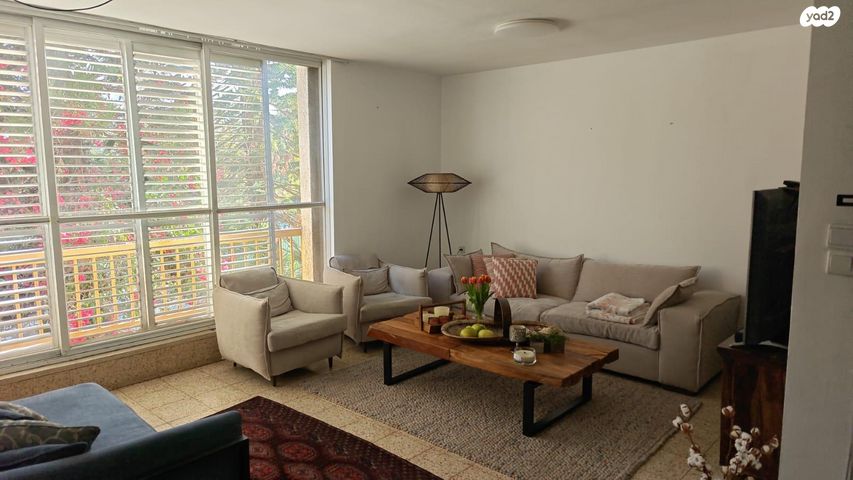 לאה גולדברג 8