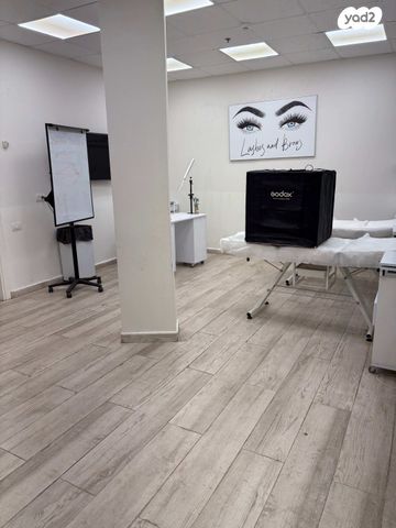 חנויות/ שטח מסחרי, חיים וייצמן 45, מרכז, קרית עבודה, חולון