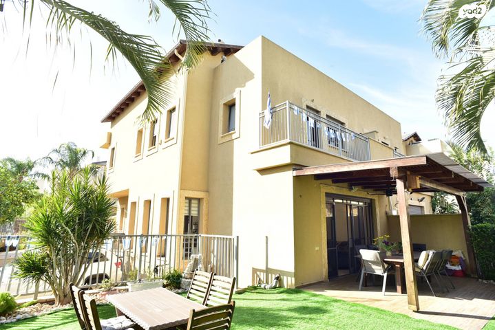 דו משפחתי, גדרה