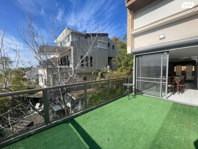 דו משפחתי, שארית הפליטה, חיפה