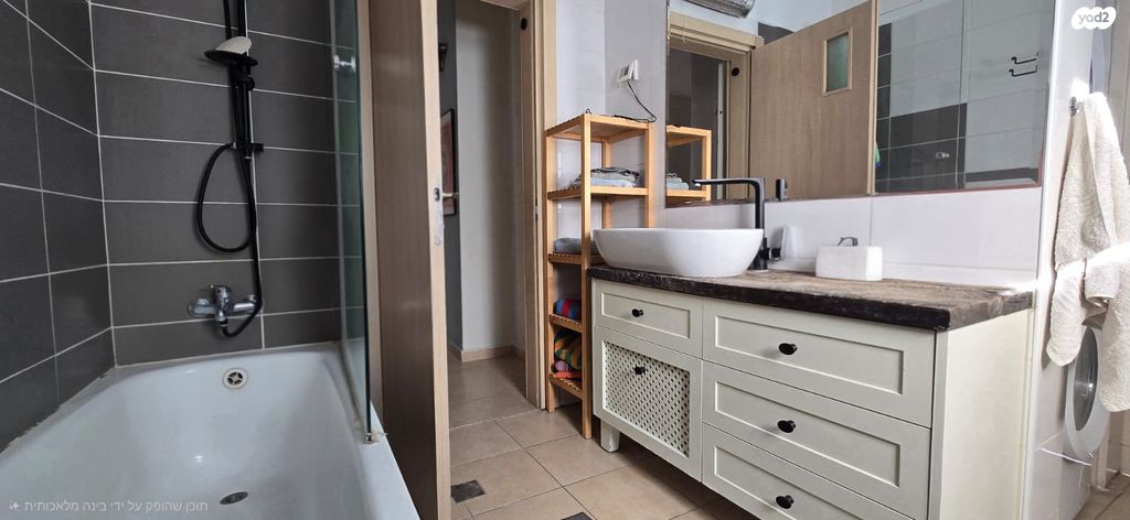 גג/ פנטהאוז, צור יצחק, צור יצחק