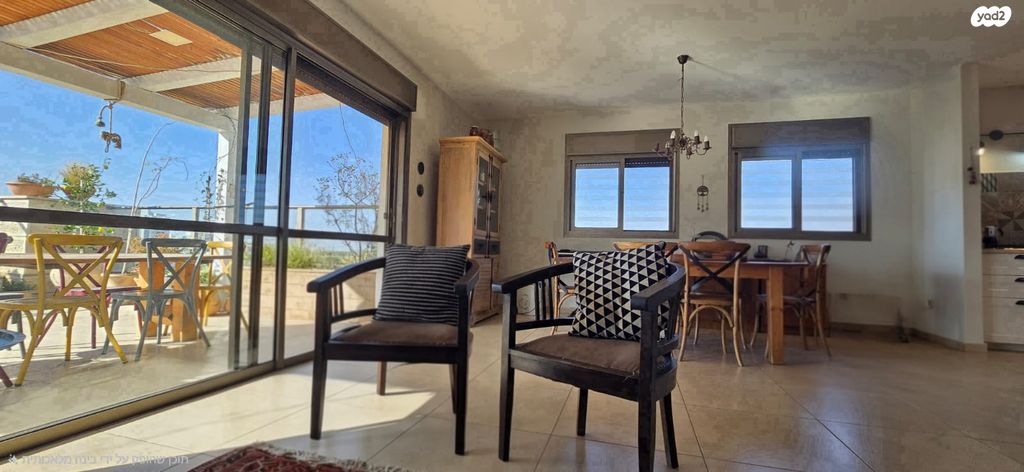 גג/ פנטהאוז, צור יצחק, צור יצחק