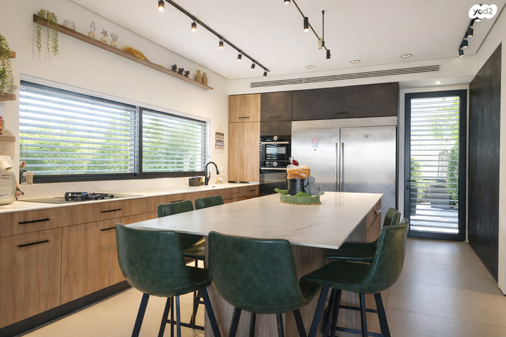 דו משפחתי, כוכב יאיר, כוכב יאיר / צור יגאל