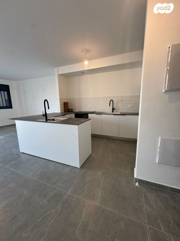 דירה, הרב הרצוג 8, צפון מערב מרכז העיר, נתניה