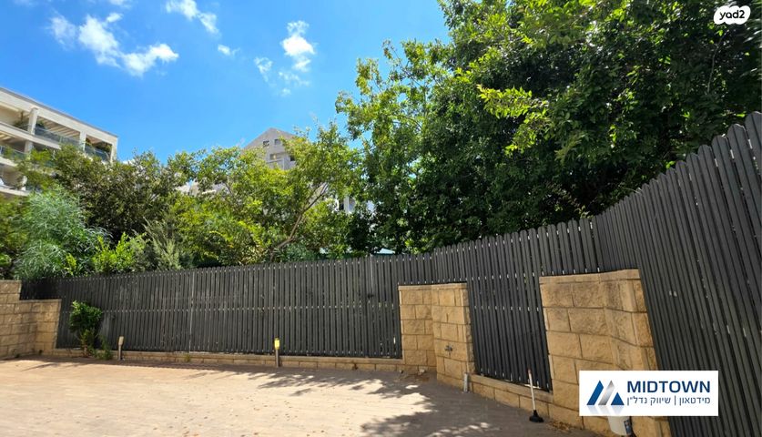 דירת גן, הזמר העברי, כפר סבא