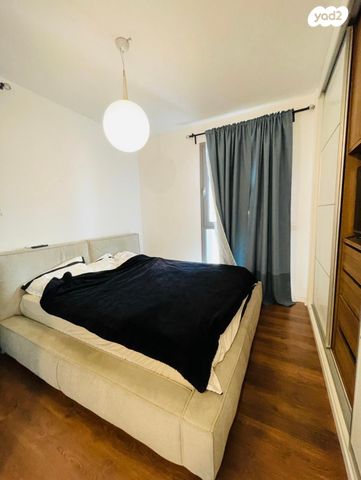 דירה, אריק איינשטיין, הרצליה