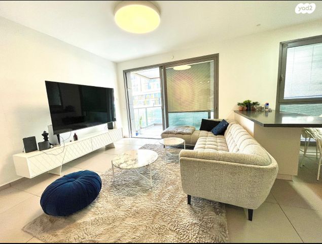 דירה, אריק איינשטיין, הרצליה