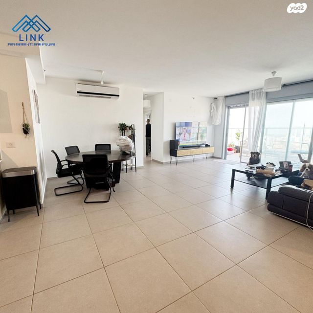 דירה, שרת, שז"ר / דקר, טירת כרמל