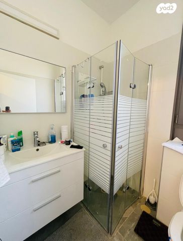 דירה, אריק איינשטיין, הרצליה