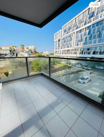 דירה, אריק איינשטיין, הרצליה