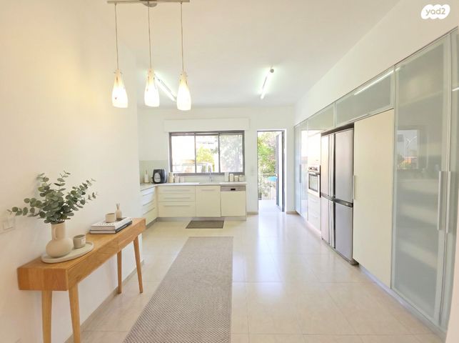 דו משפחתי, זכרון שרה, בנות חיל, ראשון לציון