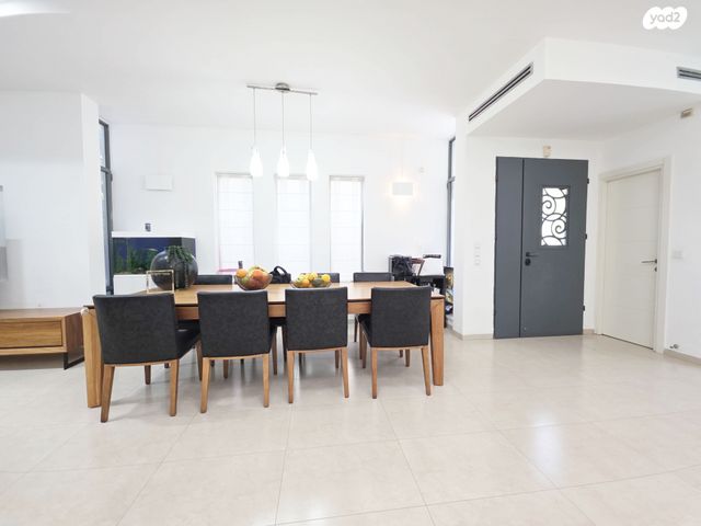 דו משפחתי, זכרון שרה, בנות חיל, ראשון לציון