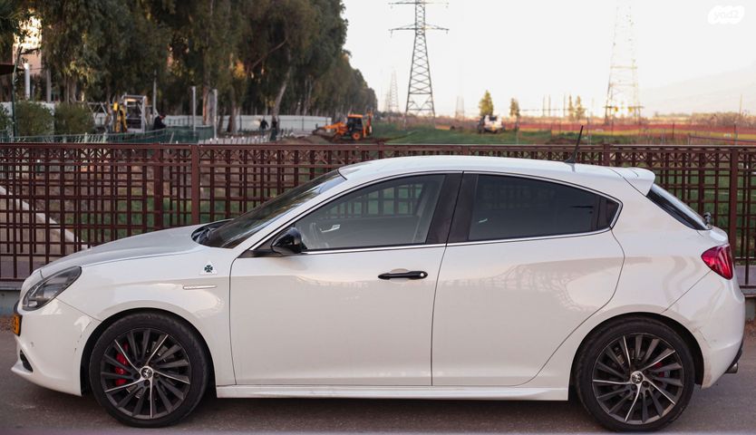 אלפא רומיאו ג'ולייטה