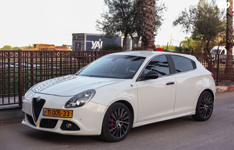 מודעת רכב אלפא רומיאו ג'ולייטה