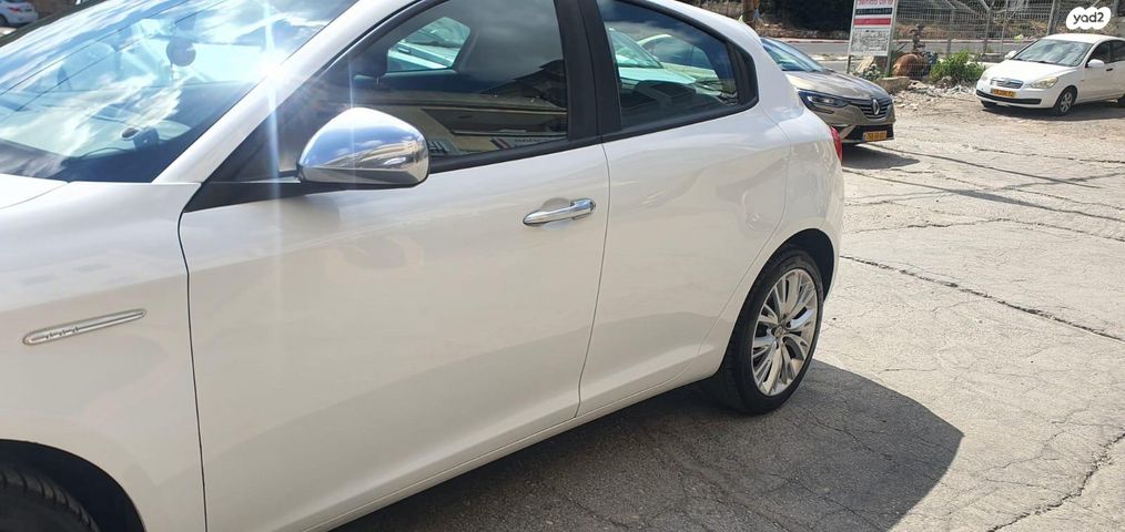 מודעת רכב אלפא רומיאו ג'ולייטה