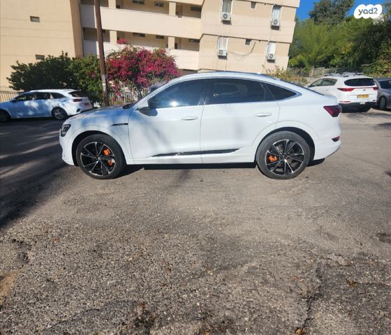 מודעת רכב אאודי E-tron