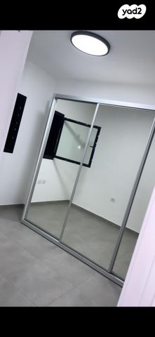 דירה, דרך ארץ 74, הפרחים, חריש