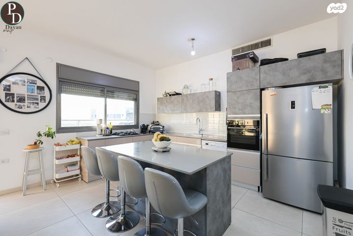 גג/ פנטהאוז, אהבת אדם, כפר יונה