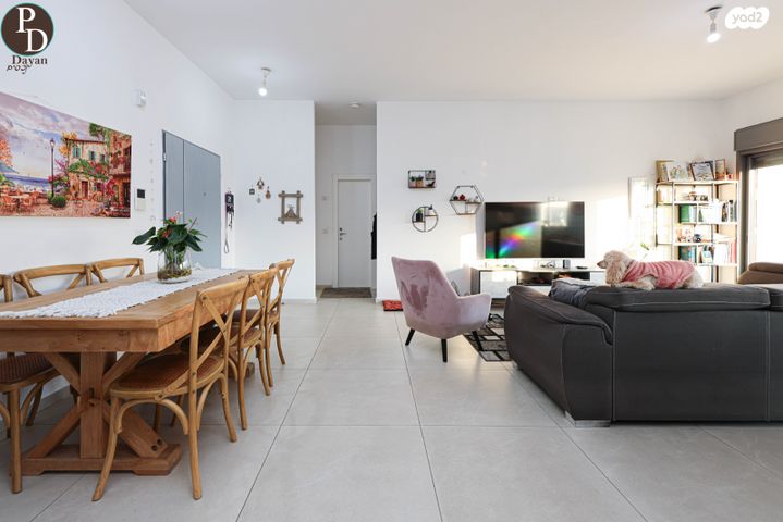 גג/ פנטהאוז, אהבת אדם, כפר יונה