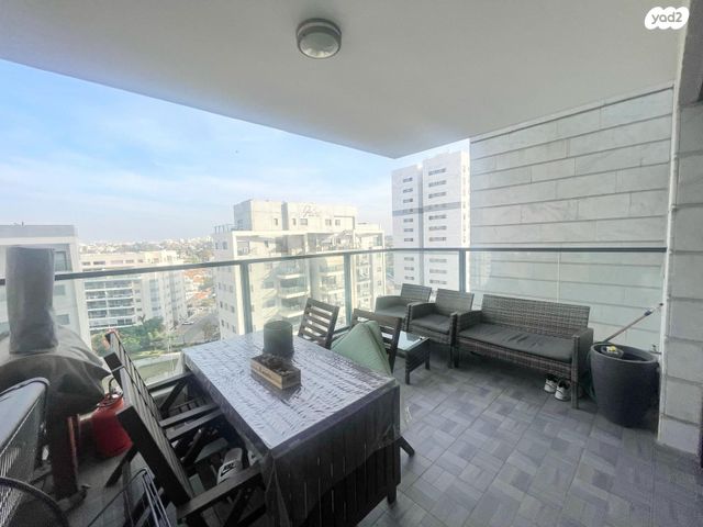 דירה, יעקב תמרי, חצרות המושבה, רחובות