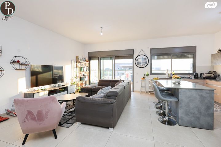 גג/ פנטהאוז, אהבת אדם, כפר יונה