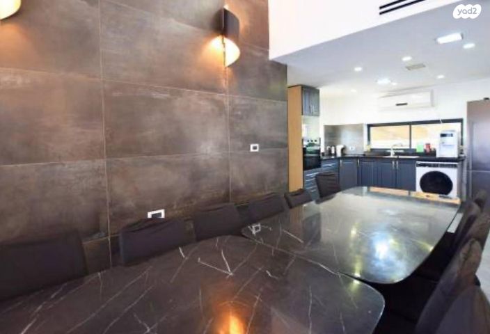 דו משפחתי, מגדל