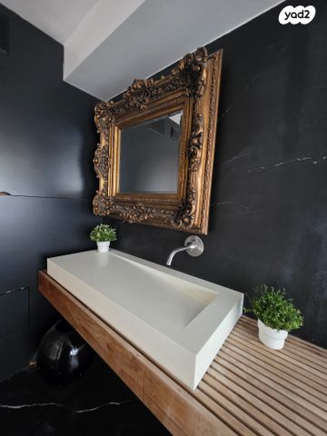 טריפלקס, שלוש, נווה צדק, תל אביב יפו