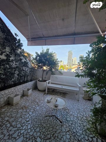 טריפלקס, שלוש, נווה צדק, תל אביב יפו