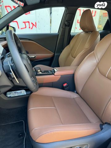 מודעת רכב לקסוס  LBX