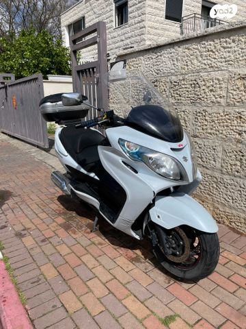 סוזוקי בורגמן 400